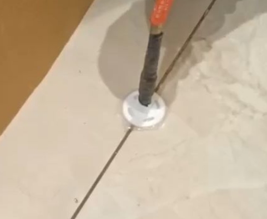 滨州市瓷砖空鼓维修公司专业解答瓷砖在铺贴过程中，如果没有涂抹均匀到位的粘结材料（如水泥砂浆或瓷砖胶），可能会导致以下问题