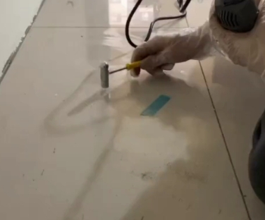 滨州市瓷砖开裂维修公司专业分享瓷砖在铺贴前如果没有沥干水分，将会导致以下问题