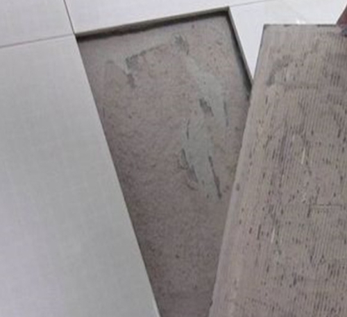 滨州市瓷砖空鼓维修公司分享瓷砖铺贴时如果打浆（即涂抹在瓷砖背面和基层上的砂浆或瓷砖胶）过少，会带来以下问题